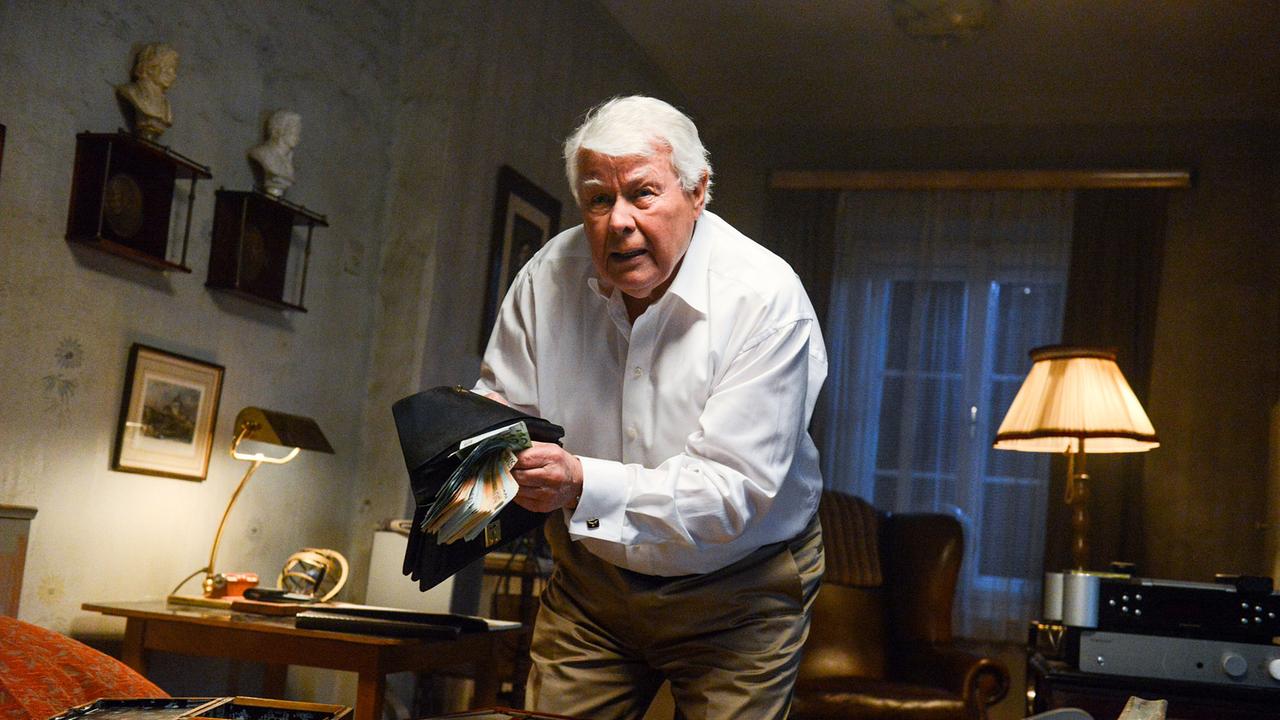 "Tatort - Paradies": Paul (Peter Weck) will aus dem Altersheim flüchten und packt eilig.
