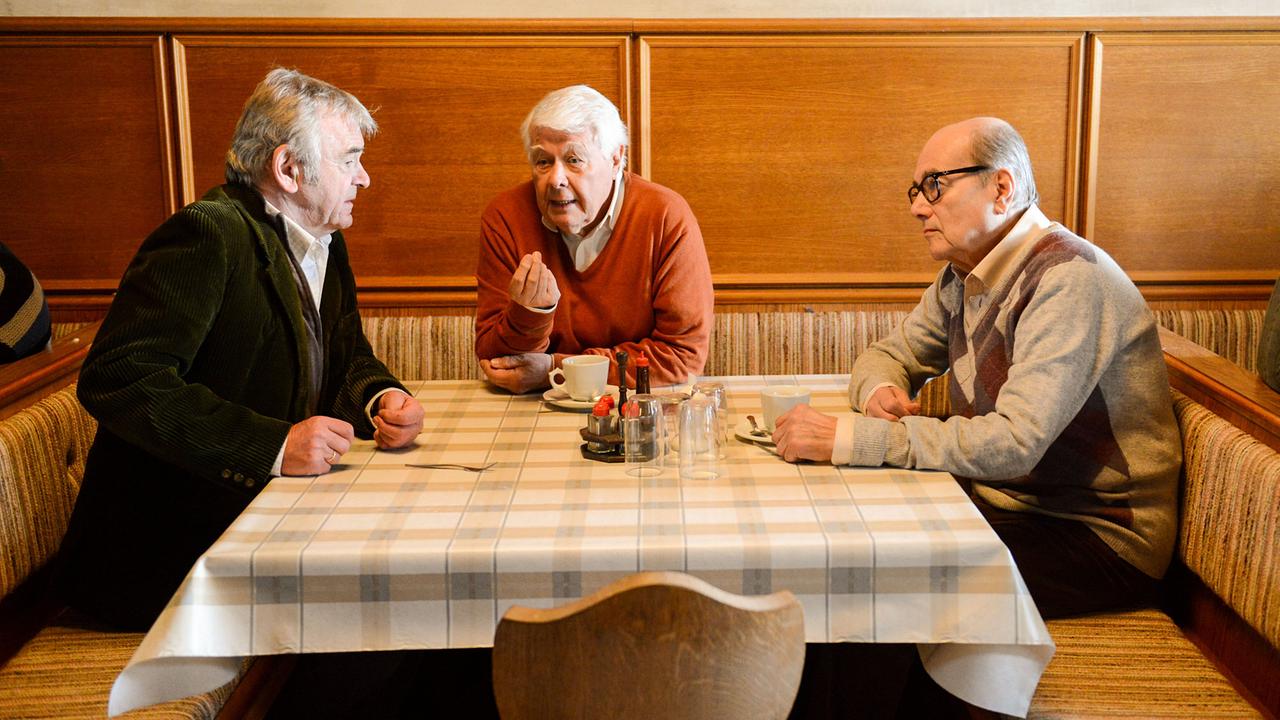 "Tatort - Paradies": Der ins Altersheim eingeschleuste Polizist Reinhard Sommer findet rasch Zugang zum Drahtzieher der illegalen Geschäfte (v.li: Branko Samarovski, Peter Weck Paul Ransmayr, Peter Fröhlich Horst).