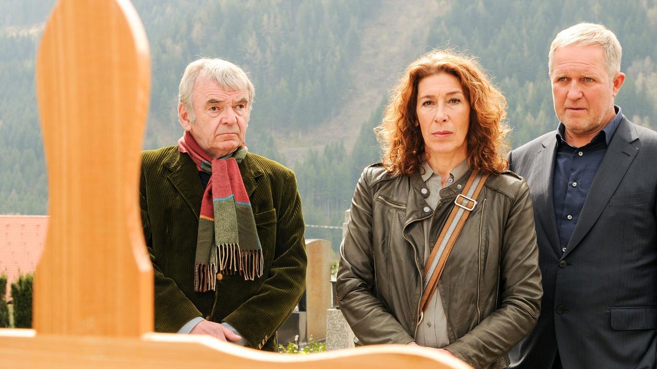 "Tatort - Paradies": Der pensionierte Polizist Sommer , Bibi Fellner und Moritz Eisner am Grab von Bibis Vater (v.li.: Branko Samarovski, Adele Neuhauser, Harald Krassnitzer).