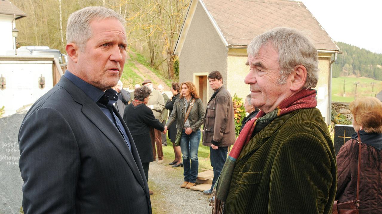 "Tatort - Paradies": Moritz Eisner bespricht mit dem eingeschleusten Polizisten Sommer die Vorgangsweise im Altersheim (v.li.: Harald Krassnitzer, Adele Neuhauser, Branko Samarovski).