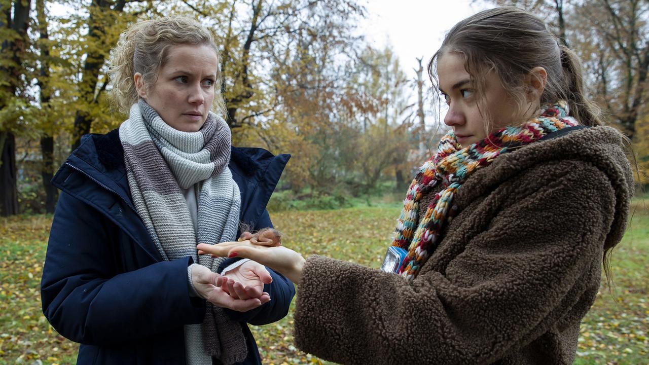 "Tatort: Parasomnia": Talia (Hannah Schiller, re.) zeigt Leonie Winkler (Cornelia Gröschel) ein totes Vogelküken, das aus seinem Nest gefallen ist.