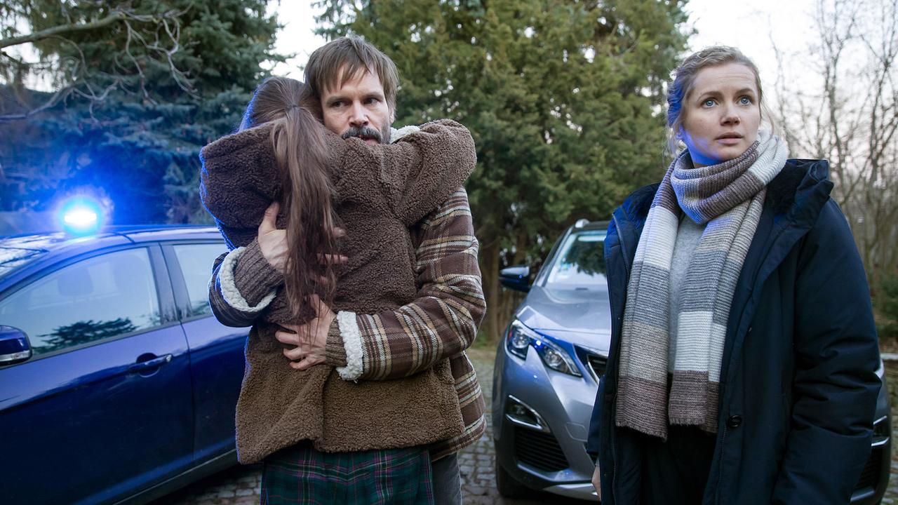 "Tatort: Parasomnia": Ben Schröder (Wanja Mues) nimmt erleichtert seine Tochter Talia (Hannah Schiller) in den Arm, daneben Leonie Winkler (Cornelia Gröschel).