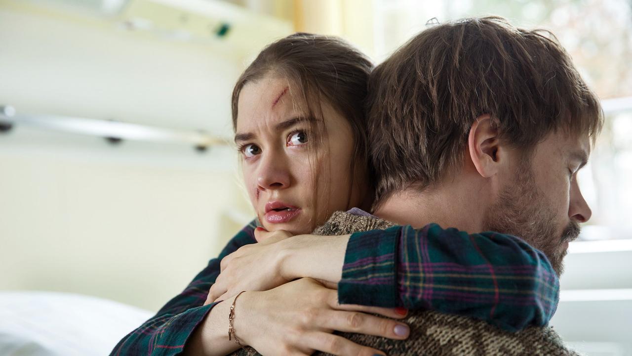 "Tatort: Parasomnia": Ben Schröder (Wanja Mues) umarmt seine Tochter Talia (Hannah Schiller), die an der Stirn eine Kratzwunde hat.