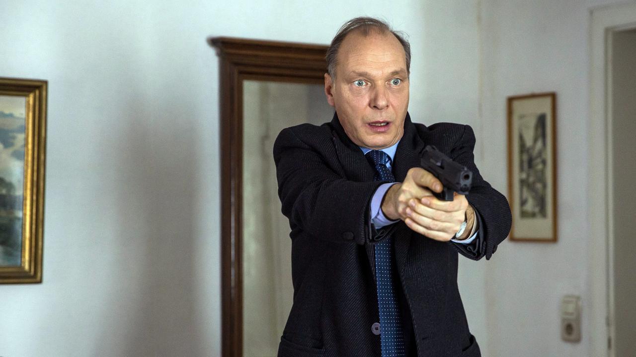 "Tatort: Parasomnia": Kommissariatsleiter Peter Michael Schnabel (Martin Brambach) zielt mit seiner Waffe.