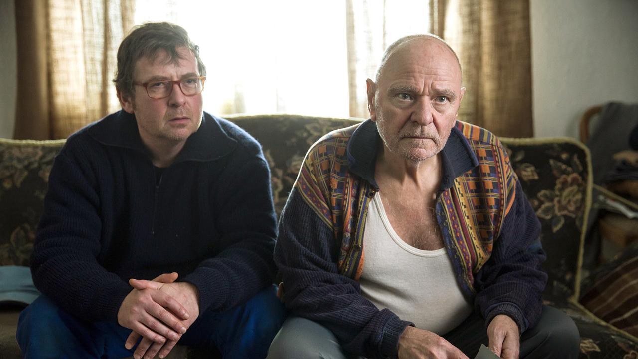 "Tatort: Parasomnia": Bernd Poller (Jürgen A. Verch) und sein Sohn Jörg (Ygal Gleim-Sroussi) sitzen auf ihrem Sofa.
