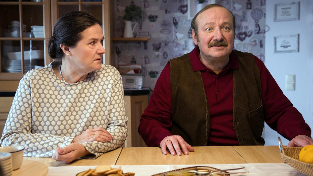 "Tatort: Parasomnia": Marion (Anne-Kathrin Gummich) und Felix Steinmann (Rainer Reiners) sind den Ermittlerinnen gerne mit Hinweisen behilflich.