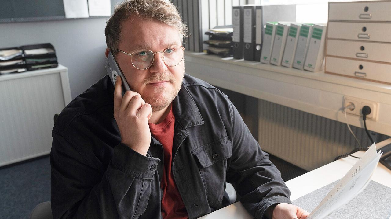 "Tatort: Propheteus": Mirko Schrader (Björn Meyer) hat wichtige Dinge herausgefunden und ruft seinen Chef Kommissar Thiel sofort dazu an.