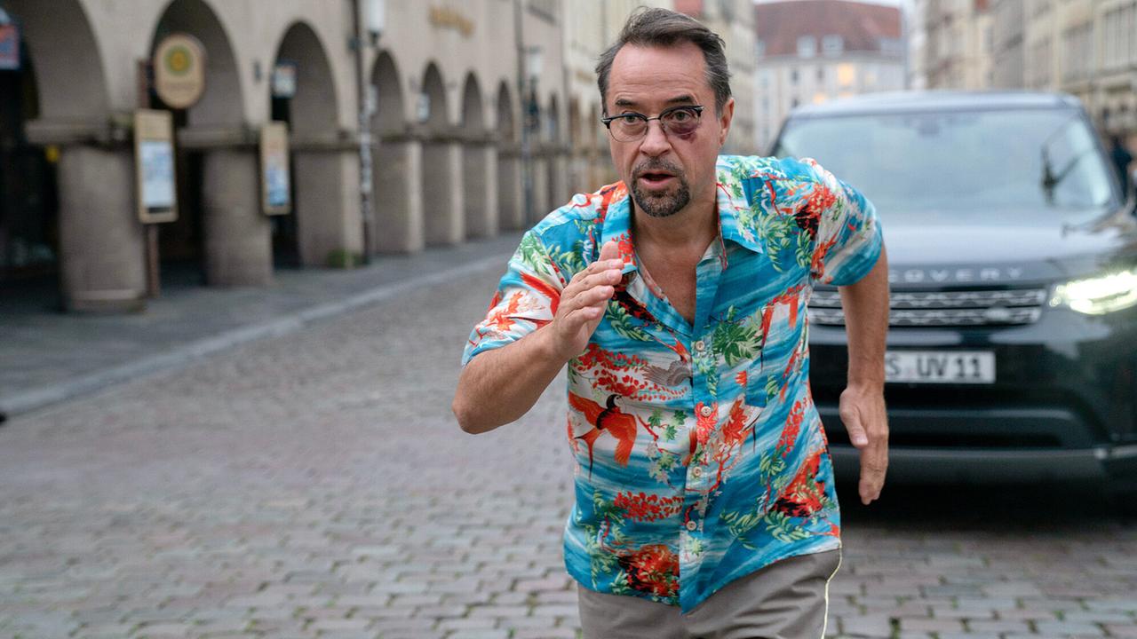 "Tatort: Propheteus": Es ist keine Einbildung: Prof. Boerne (Jan Josef Liefers) wird von einem schwarzen SUV verfolgt. Er versucht den Wagen abzuhängen.