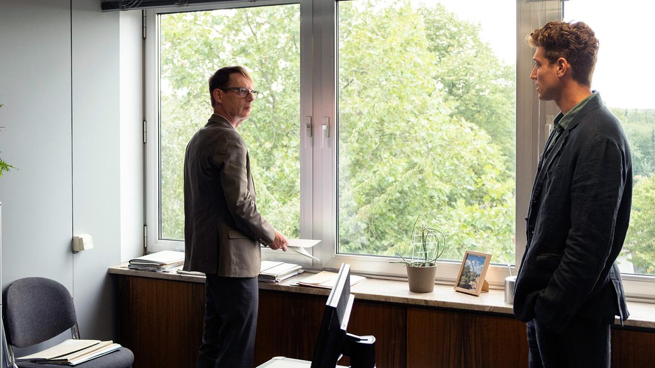 "Tatort: Die Rache an der Welt": Nick Schmitz (Daniel Donskoy) hat die Dienstregeln verletzt: Liebig (Luc Feit) zieht Konsequenzen.