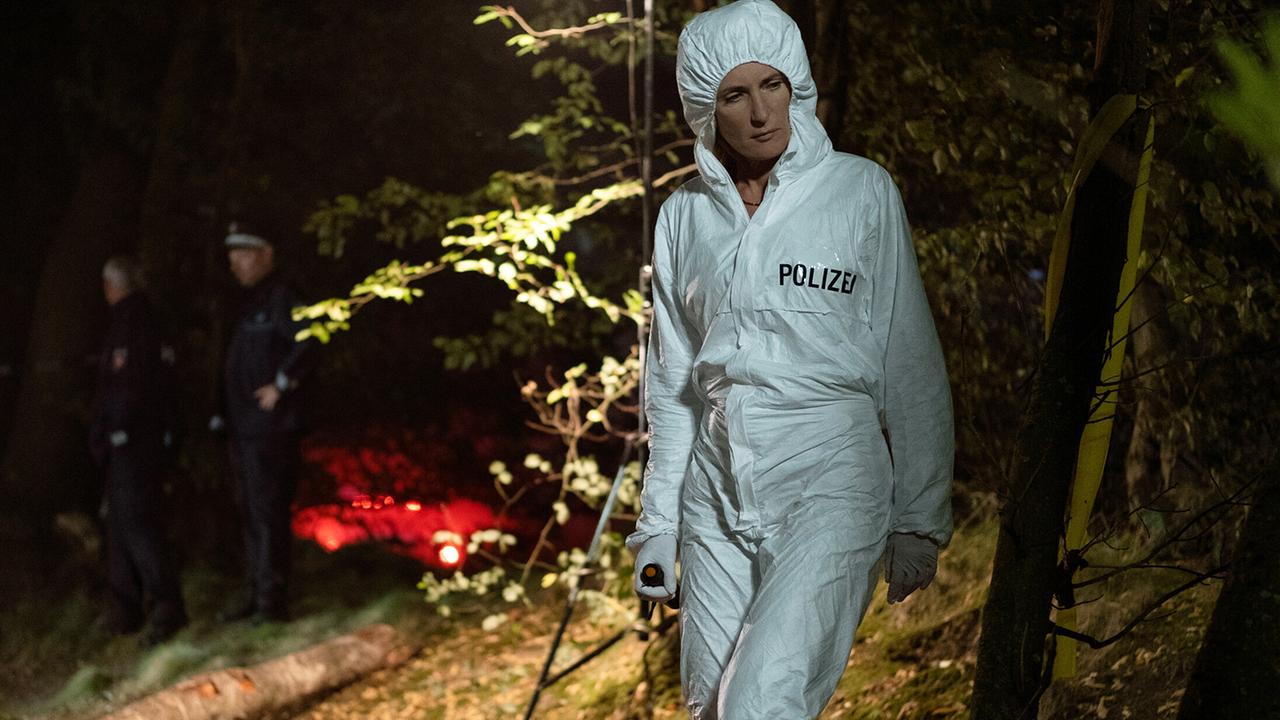 "Tatort: Die Rache an der Welt": Eine junge Frau ist tot: Charlotte Lindholm (Maria Furtwängler) untersucht den Fundort der Leiche.