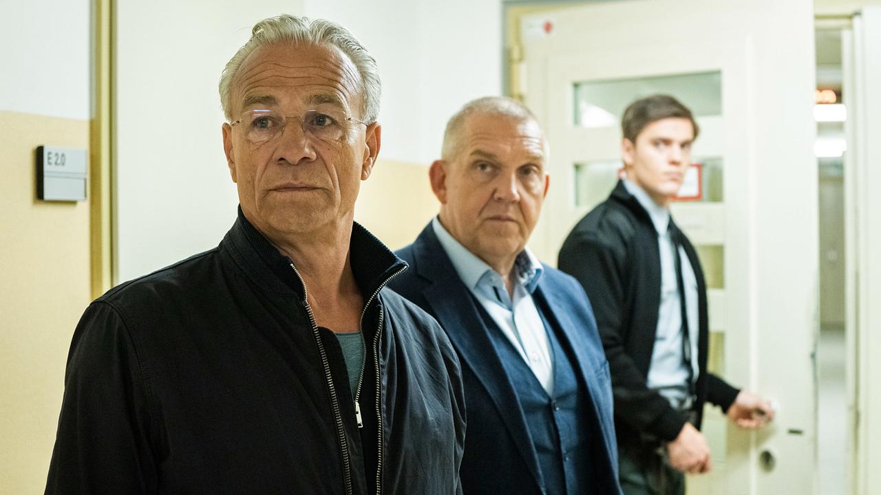 "Tatort: Reiz des Bösen": Max Ballauf (Klaus J. Behrendt) und Freddy Schenk (Dietmar Bär) wurden gerade vom Justitzbeamten Schröter (Theo Trebs) in die JVA begleitet.