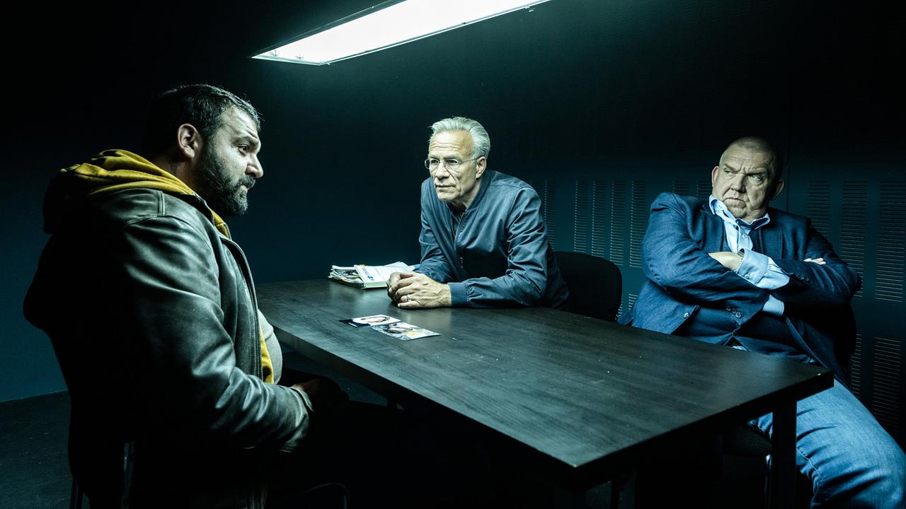 "Tatort: Reiz des Bösen": Tarek Elvan (Sahin Eryilmaz, links) wird von Max Ballauf (Klaus J. Behrendt) und Freddy Schenk (Dietmar Bär, rechts) im Präsidium verhört.