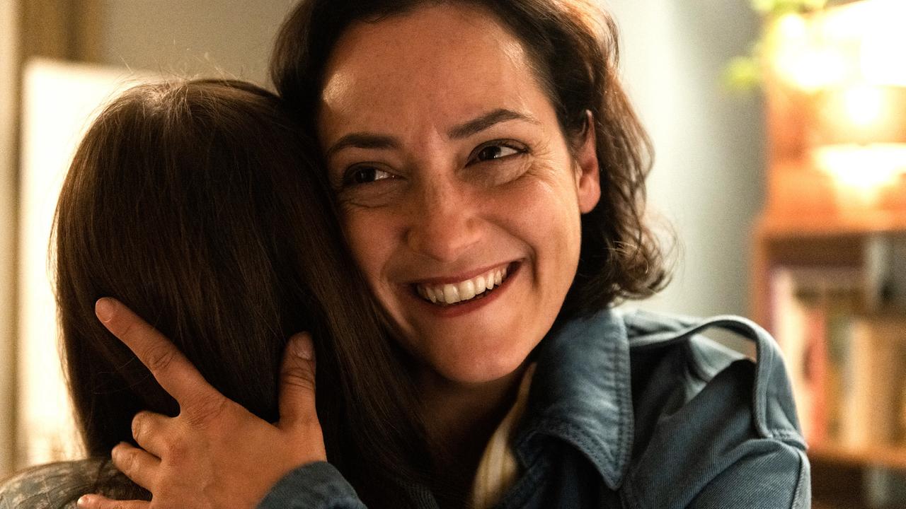 "Tatort: Reiz des Bösen": Susanne Elvan (Nesche Demir) nimmt ihre Tochter Mia (Tesha Moon Krieg) in den Arm. Seitdem Tarek bei ihnen wohnt, kommt die 14-Jährige abends erst so spät wie möglich nach Hause.