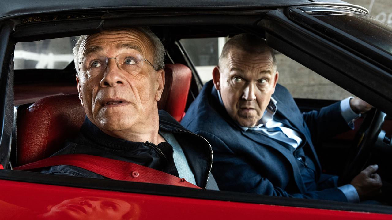"Tatort: Reiz des Bösen": Sind zum Einstz gerufen worden: die Kommissare Max Ballauf (Klaus J. Behrendt, links) und Freddy Schenk (Dietmar Bär) - in einem roten Sportwagen.