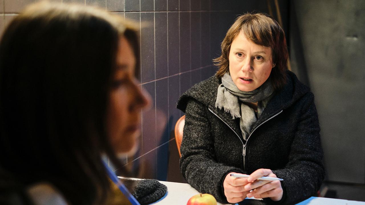 "Tatort: Saras Geständnis": Franziska Tobler (Eva Löbau) befragt Sara Manzer (Johanna Wokalek), die ihrer Meinung nach über ihre Bekanntschaft mit dem Ermordeten nicht die Wahrheit sagt.