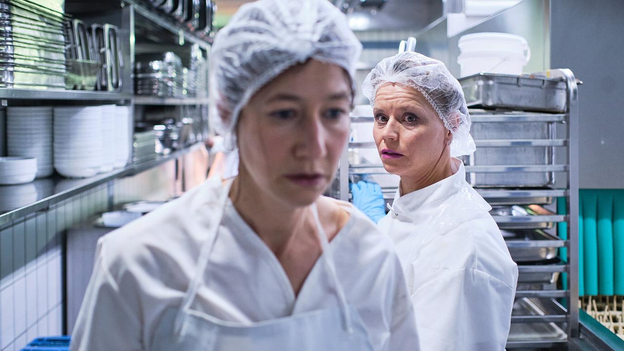 "Tatort: Saras Geständnis": Ines Kaiser (Annette Strasser) ist seit der gemeinsamen Gefängniszeit mit Sara (Johanna Wokalek) befreundet und hat ihr auch den Job in der Spülküche verschafft.