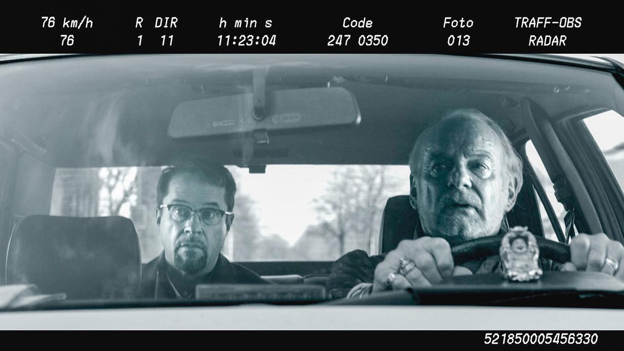 "Tatort: Schwanensee": Blitzer-Alarm! Professor Boerne (Jan Josef Liefers, l.) hat es eilig. "Vadder" Thiel (Claus D. Clausnitzer, r.) muss im Taxi Gas geben.