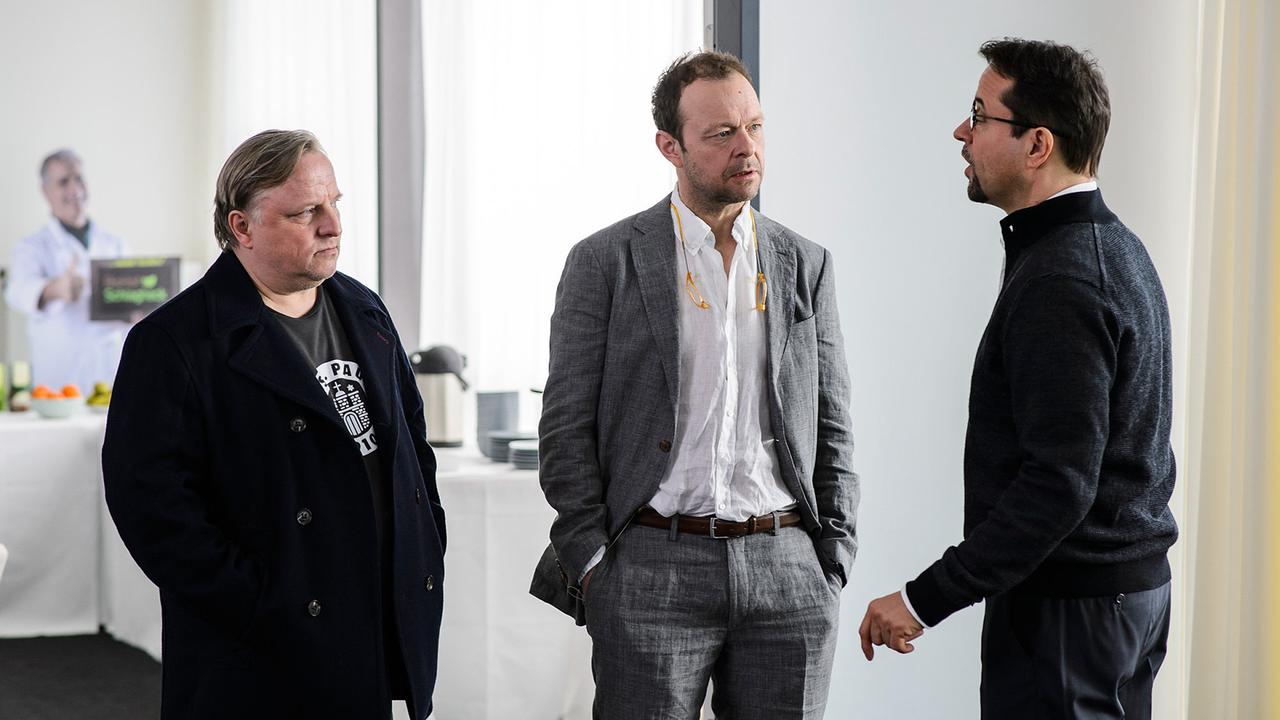 "Tatort: Schwanensee": Frank Thiel (Axel Prahl, l), Professor Weimar (Hanns Jörg Krumpholz) und Prof. Boerne (Jan Josef Liefers, r)