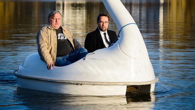 "Tatort: Schwanensee": Frank Thiel (Axel Prahl, l) und Professor Boerne (Jan Josef Liefers), an Bord eines Tretbootes.