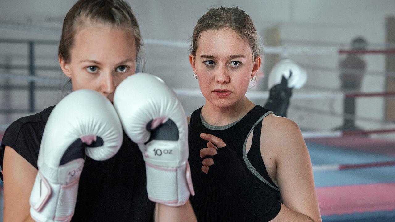 "Tatort: Seilschaft": Kämpferische junge Frauen: Zoé Keller (Cheyenne Tanner) und Gina "Gogo" Keller (Rabea Egg) 