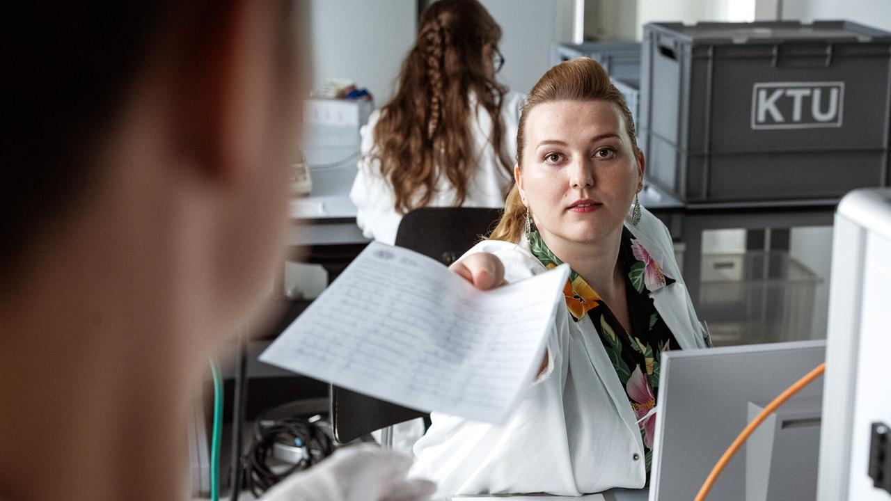 "Tatort: Spur des Blutes": Die Labor-Ergebnisse reicht Anna (Sophie Roeder) an KTUl-erin Natalie Förster (Tinka Fürst, l) weiter.