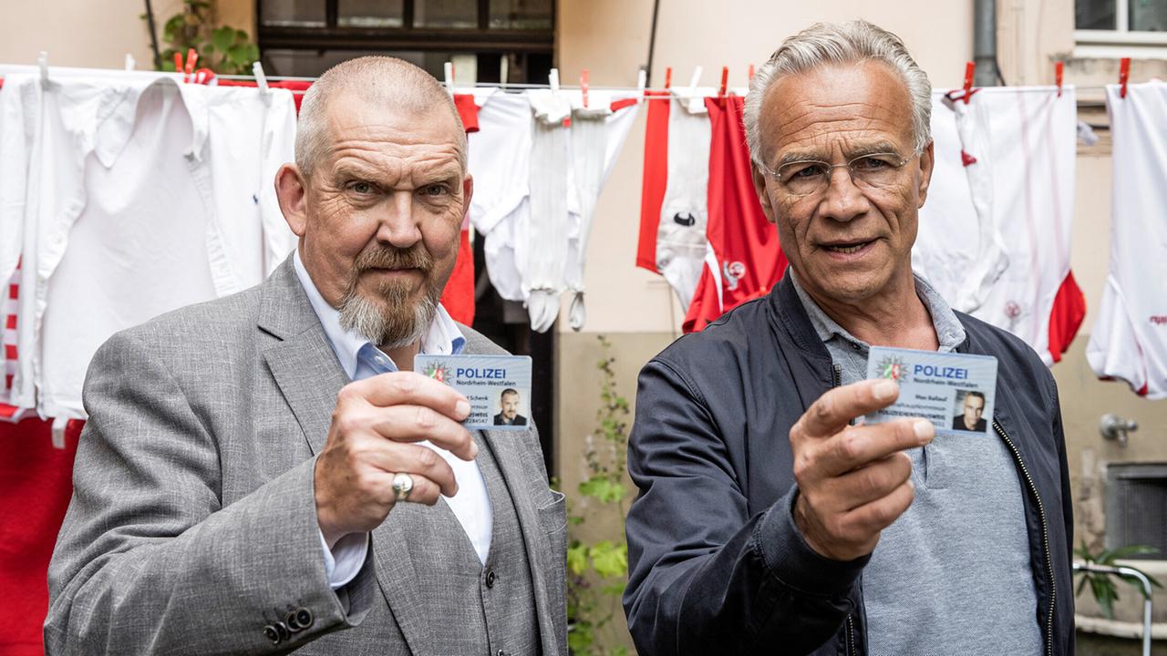 "Tatort: Spur des Blutes": Kripo Köln: Max Ballauf (Klaus J. Behrendt, r) und Freddy Schenk (Dietmar Bär, l) weisen sich aus - im Garten eines Verdächtigen.