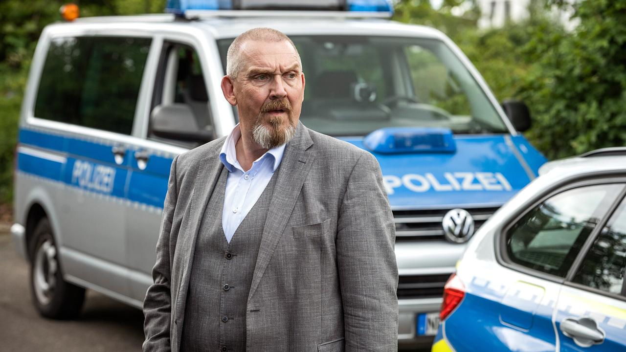 "Tatort: Spur des Blutes":  Kommissar Freddy Schenk (Dietmar Bär) vor den Einsatzfahrzeugen am Randkanal. Hier wurde die Leiche von Lara Krohn ins Wasser geworfen.