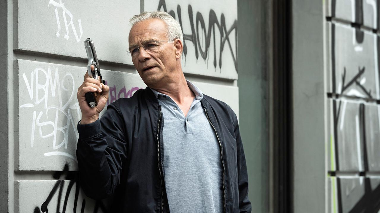 "Tatort: Spur des Blutes": Im Einsatz: Max Ballauf (Klaus J. Behrendt) mit gezogener Waffe.