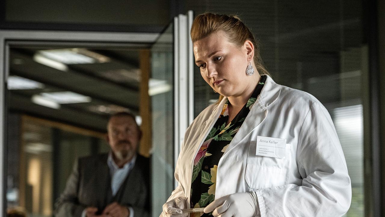 "Tatort: Spur des Blutes": Laborantin Anna Keller (Sophie Roeder) soll bei einem Verdächtigen im Verhörraum eine Speichelprobe nehmen. Kommissar Freddy Schenk (Dietmar Bär) schaut zu.