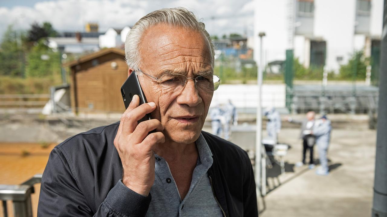 "Tatort: Spur des Blutes": Max Ballauf (Klaus J. Behrendt) telefoniert mit KTU-lerin Natalie Förster, während sein Kollege Freddy Schenk mit dem Team von der Spurensicherung spricht.