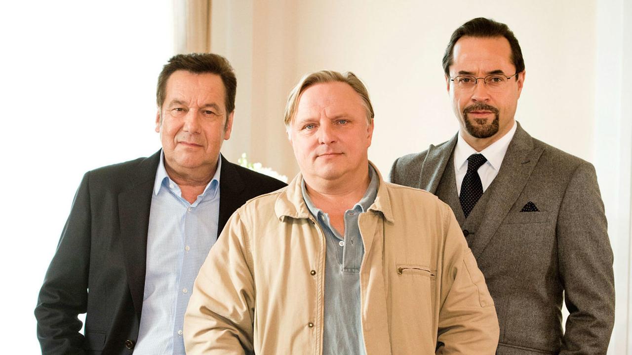 "Tatort - Summ, summ, summ": Kommissar Frank Thiel (Axel Prahl, m.) mit Prof. Karl-Friedrich Boerne (Jan Josef Liefers) und Schlagerstar Roman König (Roland Kaiser, l)