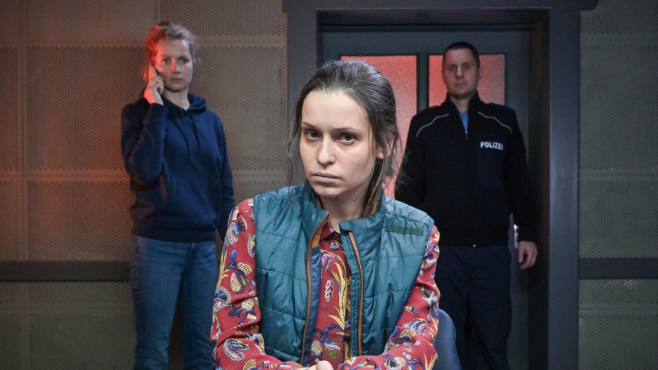 "Tatort: Totes Herz": Nadine Teichmann (Kristin Suckow) wird auf dem Kommissariat von Leonie Winkler (li, Cornelia Gröschel) befragt.