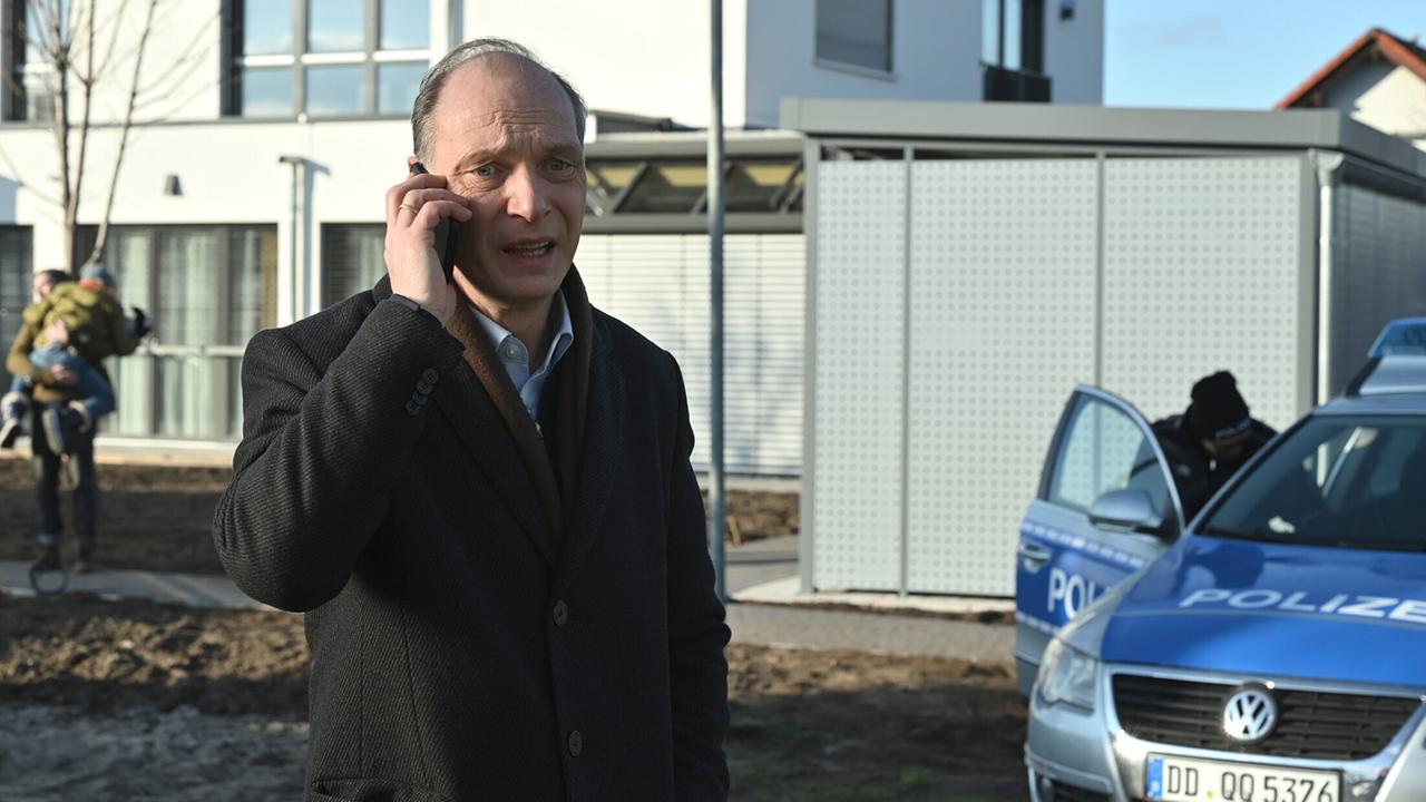 "Tatort: Totes Herz": Kommissariatsleiter Peter-Michael Schnabel (Martin Brambach) erkundigt sich am Telefon bei seinen Kolleginnen nach dem aktuellen Stand zum Fall.
