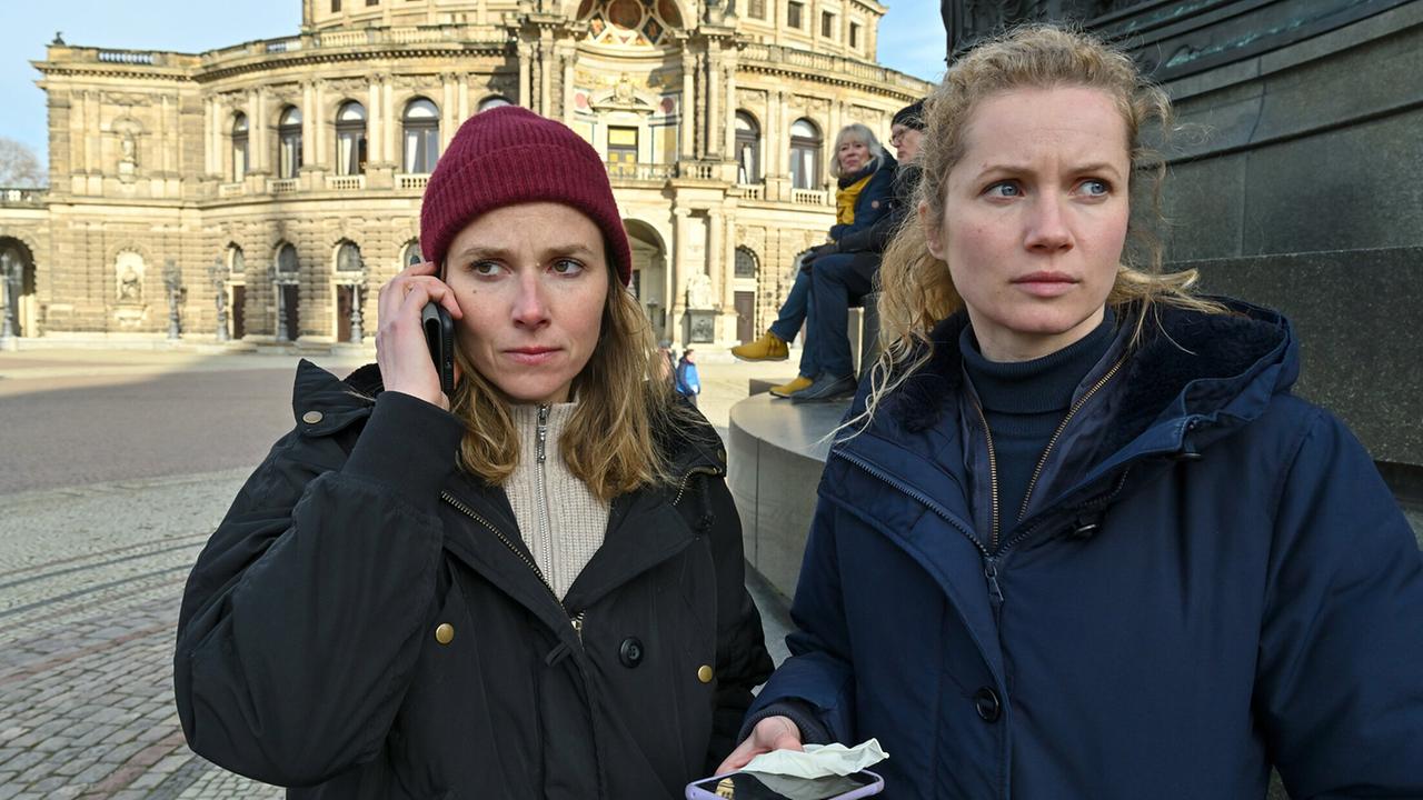 "Tatort: Totes Herz": Karin Gorniak (Karin Hanczewski) und Leonie Winkler (Cornelia Gröschel) finden das Handy einer Verdächtigen.