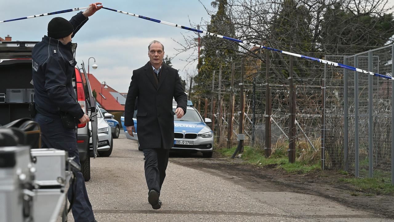 "Tatort: Totes Herz": Kommissariatsleiter Peter-Michael Schnabel (Martin Brambach) kommt am Tatort an.