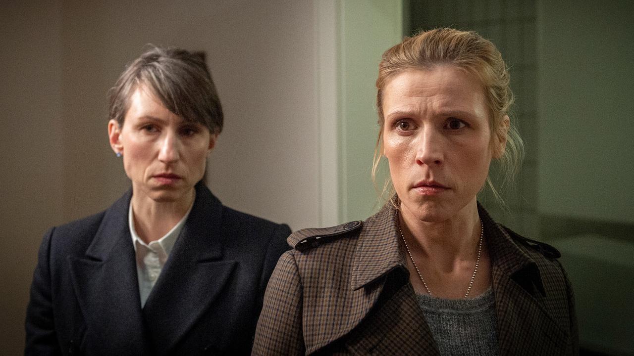 "Tatort: Tyrannenmord": Ministerin Johansen (Marlen Ulonska, links) instruiert Kommissarin Grosz (Franziska Weisz)