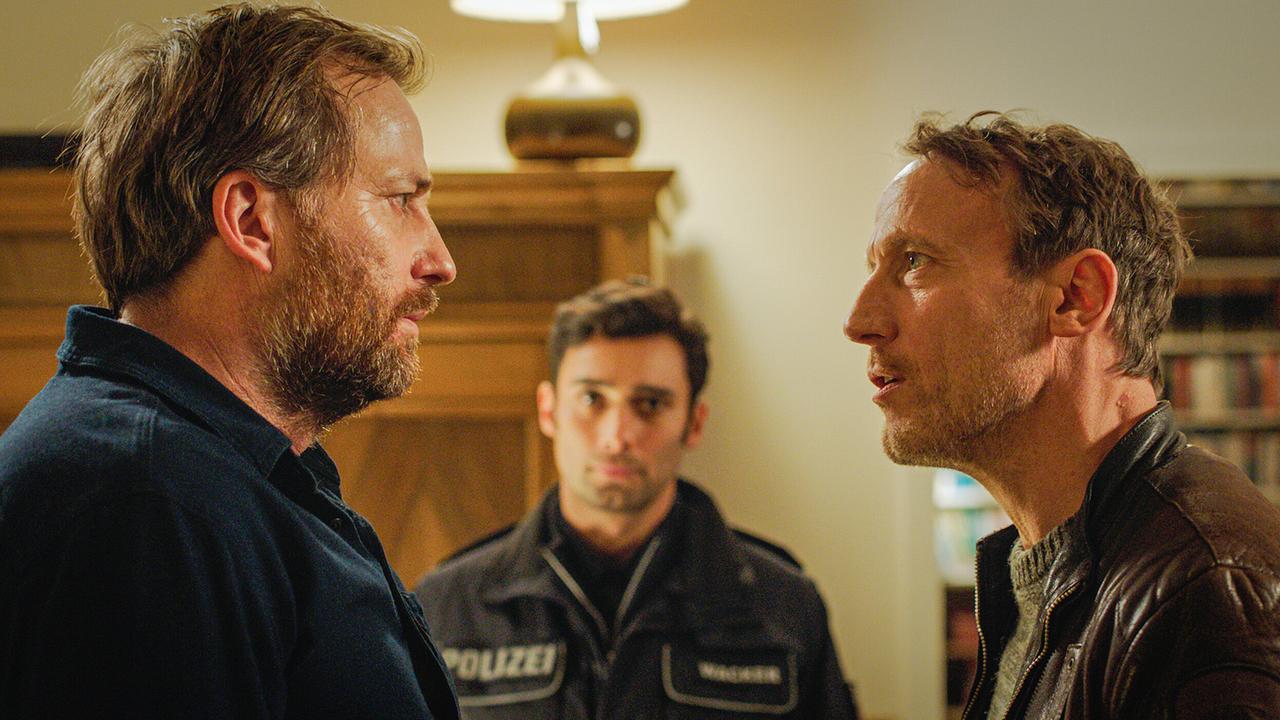 "Tatort: Tyrannenmord": Thorsten Falke (Wotan Wilke Möhring) und Felix Wacker (Arash Marandi) fühlen Lehrer Andreas Bergson (Christian Erdmann) auf den Zahn.