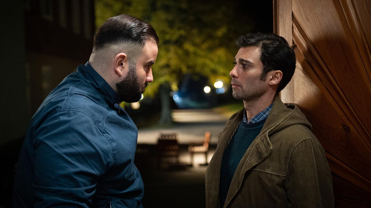 "Tatort: Tyrannenmord": Fühlt sich von Carlos (José Barros) bedroht: Polizist Felix Wacker (Arash Marandi, rechts)