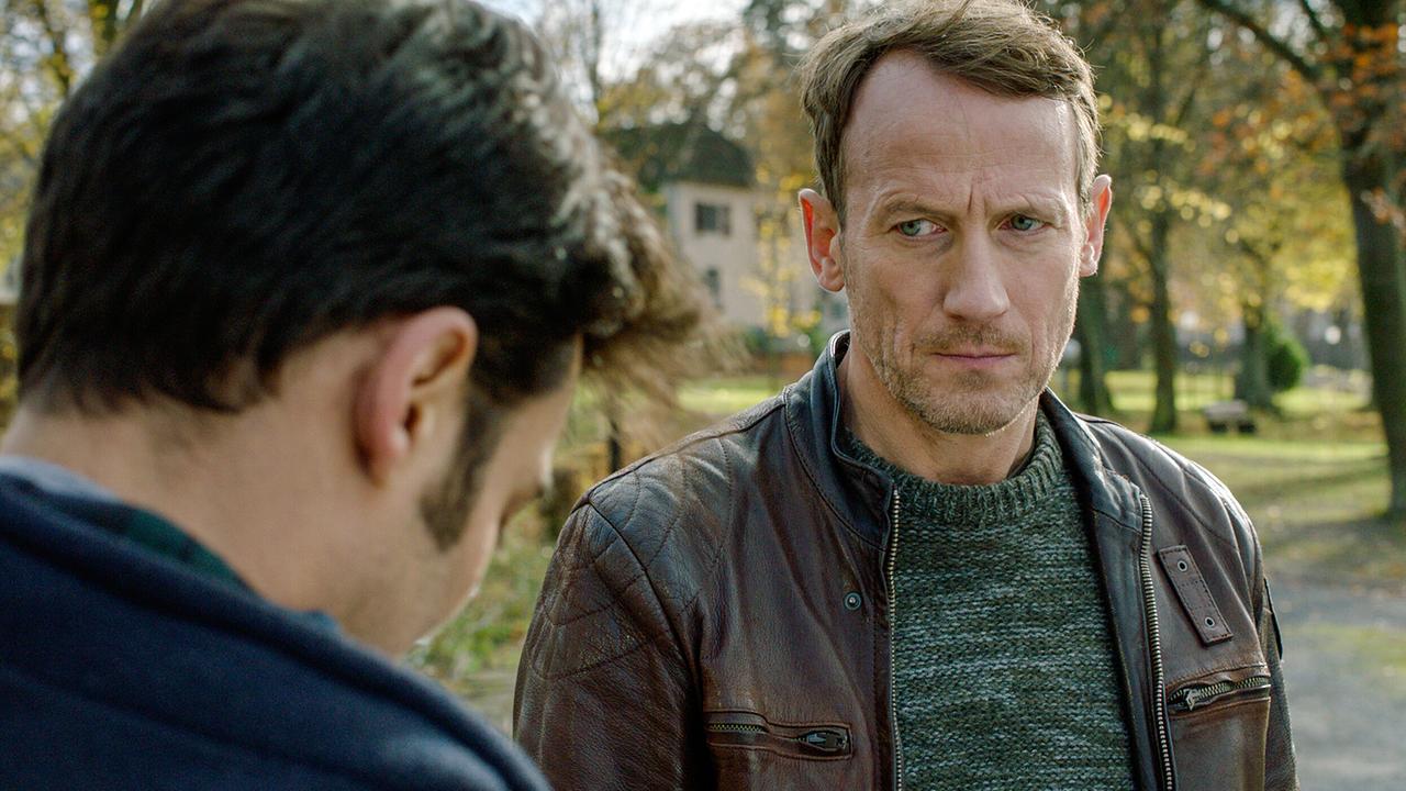 "Tatort: Tyrannenmord": Fügt sich zähneknirschend in die Zusammenarbeit mit dem Kollegen der örtlichen Polizei: Falke (Wotan Wilke Möhring) mit Wacker (Arash Marandi, links).