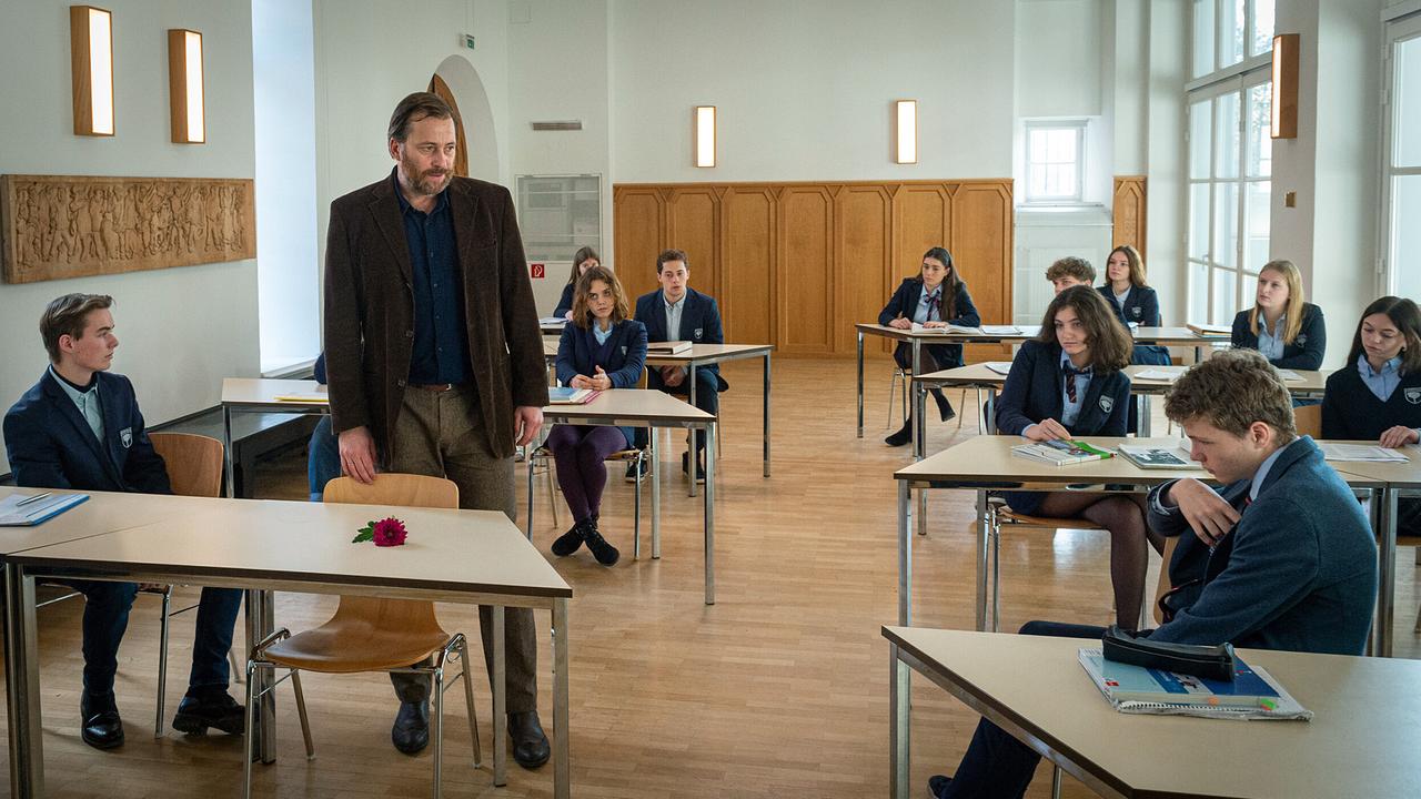 "Tatort: Tyrannenmord": Internatsslehrer Bergson (Christian Erdmann) trauert mit den Schülerinnen und Schülern.