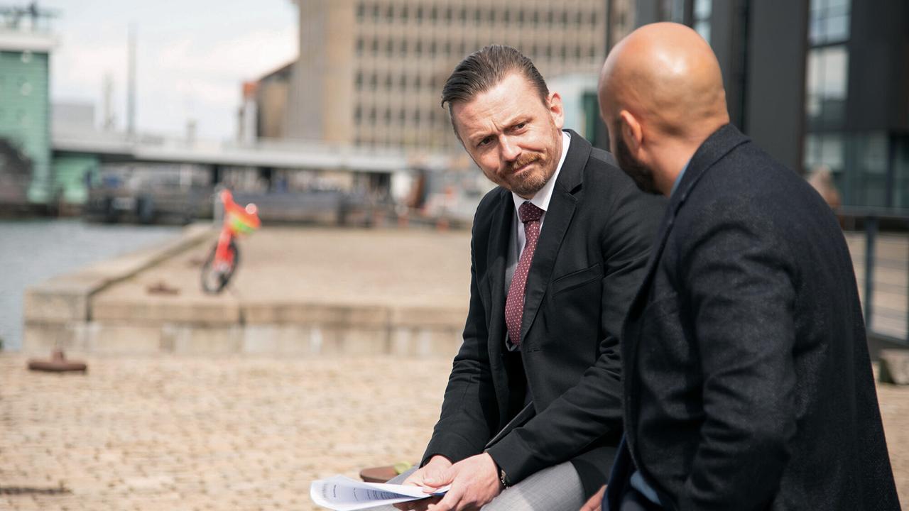 "Tatort: Und immer gewinnt die Nacht": In Kopenhagen stellen Mads Andersen (Dar Salim, rechts) und sein Vorgesetzter Aksel Laudrup (Henrik Vestergaard, links) die Undercover-Ermittlungen im Clan-Milieu vor.