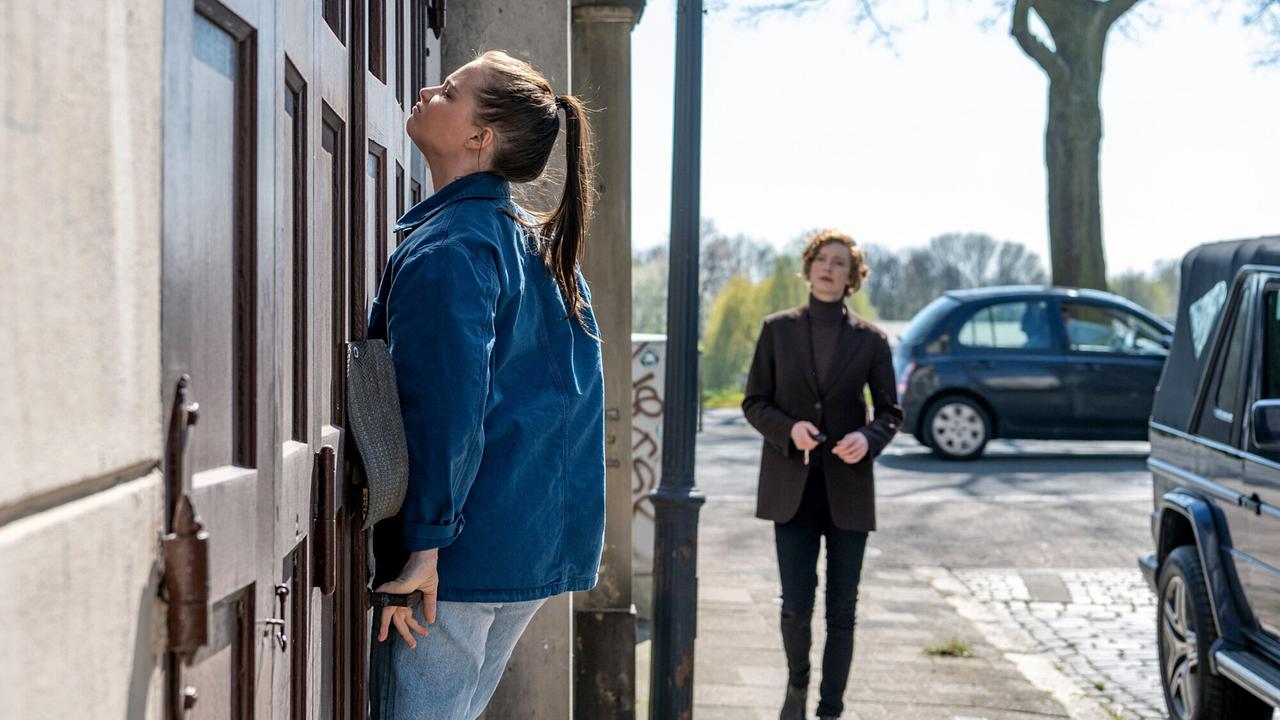 "Tatort: Und immer gewinnt die Nacht": Liv Moormann (Jasna Fritzi Bauer) und Linda Selb (Luise Wolfram, re.) ermitteln beim Zigarren-Unternehmen Aufhoven.