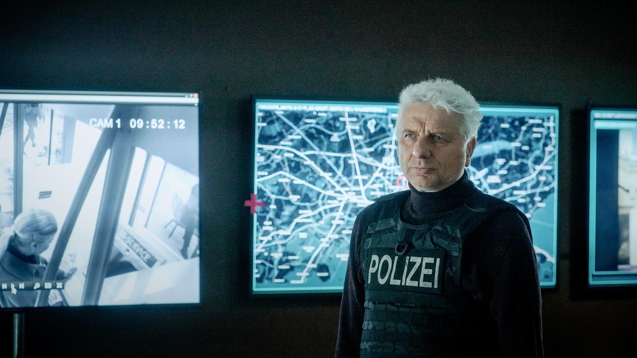 "Tatort: Unklare Lage": Kriminalhauptkommissar Franz Leitmayr (Udo Wachtveitl) versucht sich im Führungsstab ein Bild der aktuellen Lage zu machen.