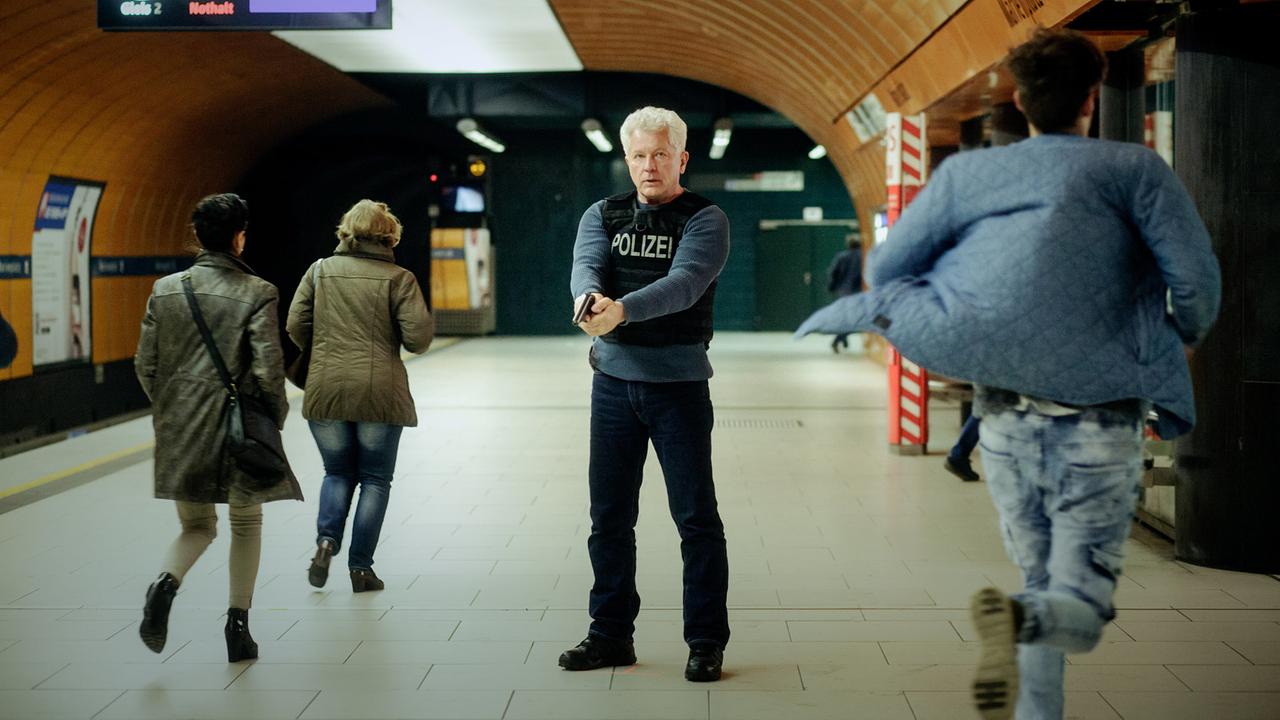 "Tatort: Unklare Lage": Kriminalhauptkommissar Ivo Batic (Miroslav Nemec) mit gezückter Waffe am U-Bahnhof Marienplatz.