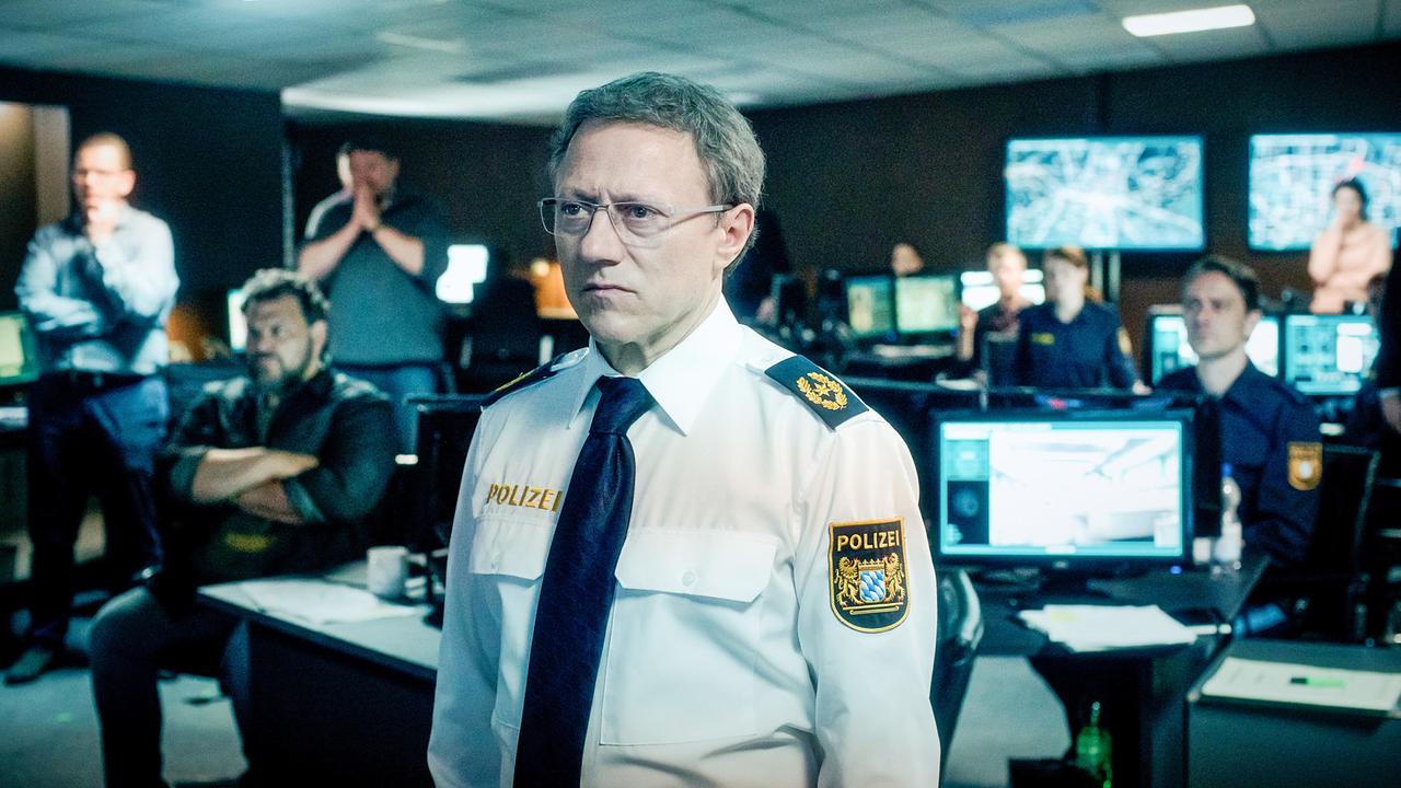 "Tatort: Unklare Lage": Im Führungsstab der Polizei überwacht der Vizepräsident Walter Ohnsorg (Axel Pape, Mitte) den Polizei-Einsatz.