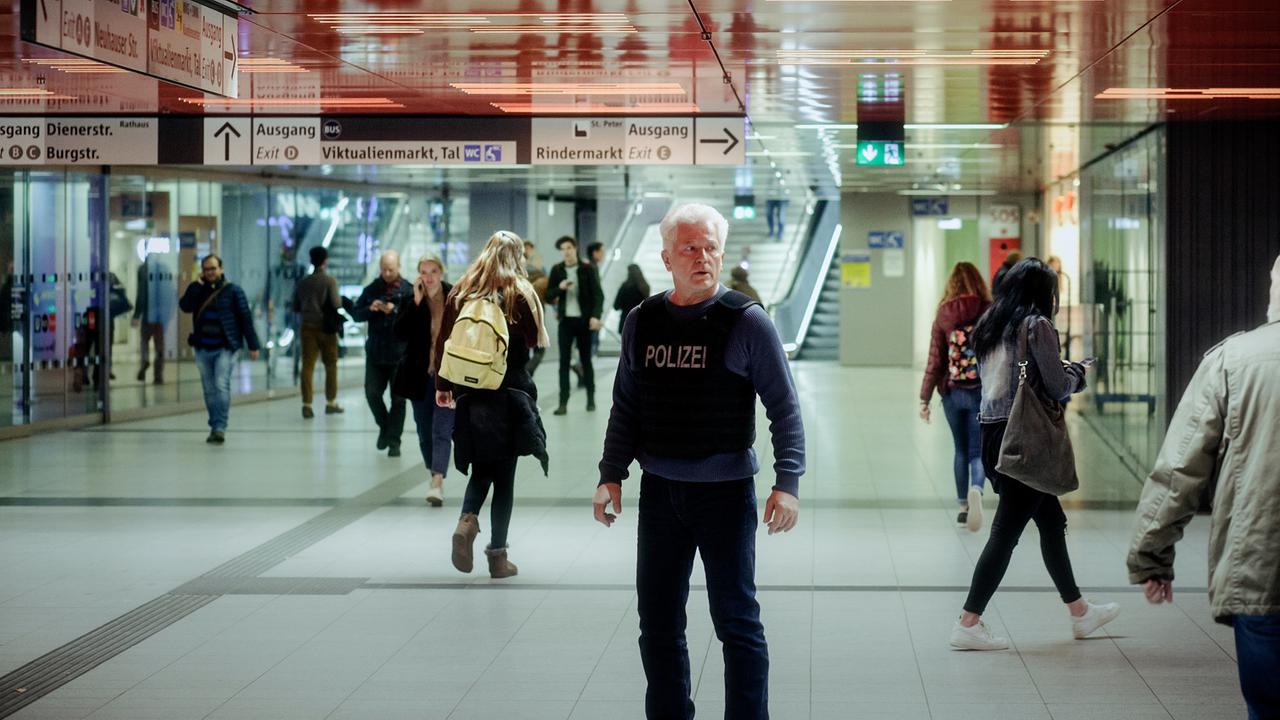 "Tatort: Unklare Lage": Kriminalhauptkommissar Ivo Batic (Miroslav Nemec) versucht sich auf der Suche nach einem zweiten möglichen Täter am Marienplatz einen Überblick zu verschaffen.