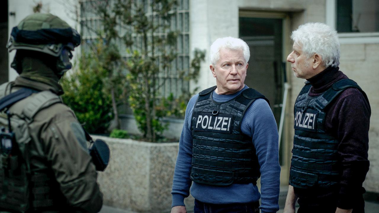"Tatort: Unklare Lage": Die Kriminalhauptkommissare Ivo Batic (Miroslav Nemec, li.) und Franz Leitmayr (Udo Wachtveitl) warten angespannt den SEK-Einsatz ab.