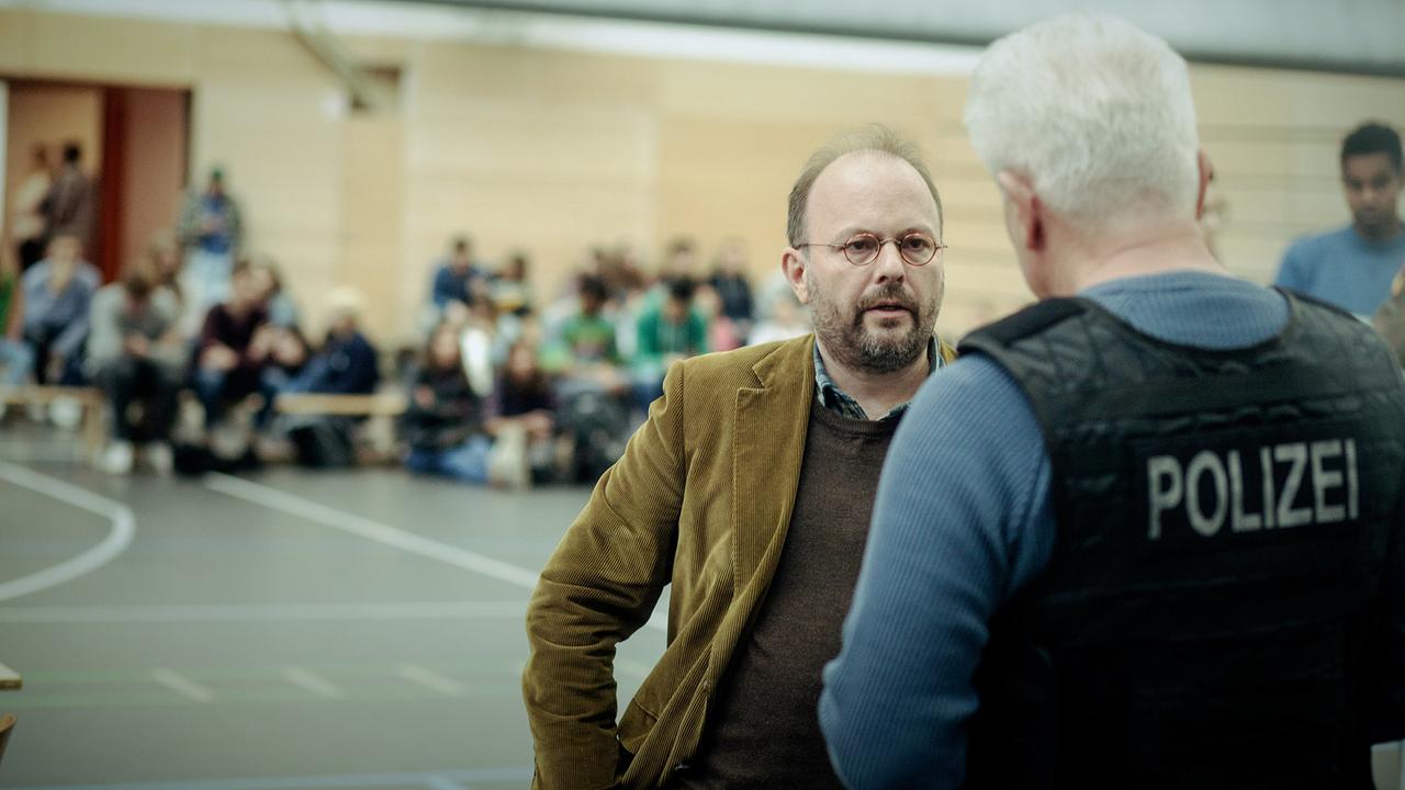 "Tatort: Unklare Lage": Der Lehrer Herr Unger (Nikolaus Frei, li.) wird von Kriminalhauptkommissar Ivo Batic (Miroslav Nemec) zu seinen Schülern befragt.