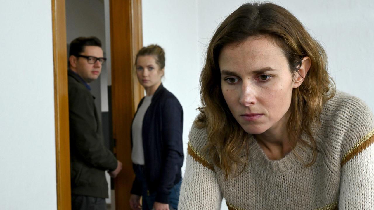"Tatort: Unsichtbar": Karin Gorniak (Karin Hanczewski), im Hintergrund Leo Winkler (Cornelia Gröschel) und der Exfreund des Opfers Nils Klotsche (Christian Friedel).