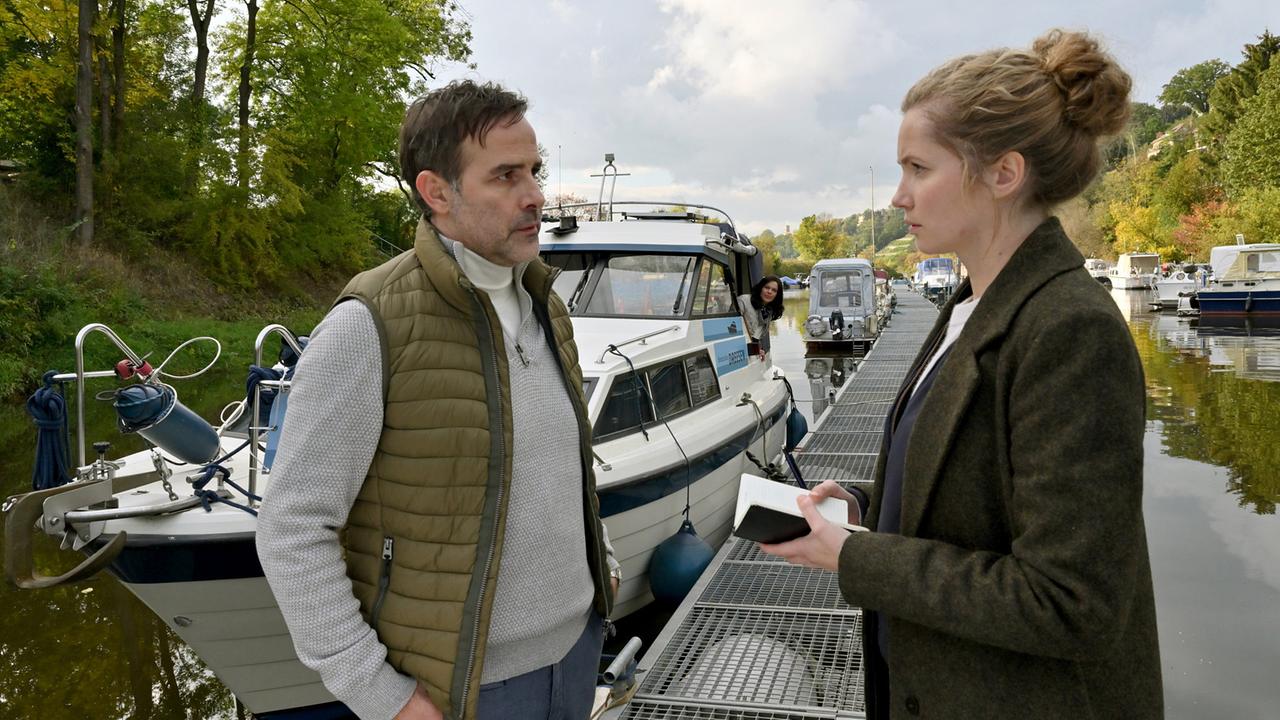 "Tatort: Unsichtbar": Leo Winkler (Cornelia Gröschel) befragt Lucas Dreesen (Beat Marti), der evtl. als Stalker von Anna Schneider in Frage kommt.